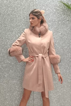 Cappotto rosa invernale Moda Mania a collo alto accessoriato con spilla decorativa e pelo naturale